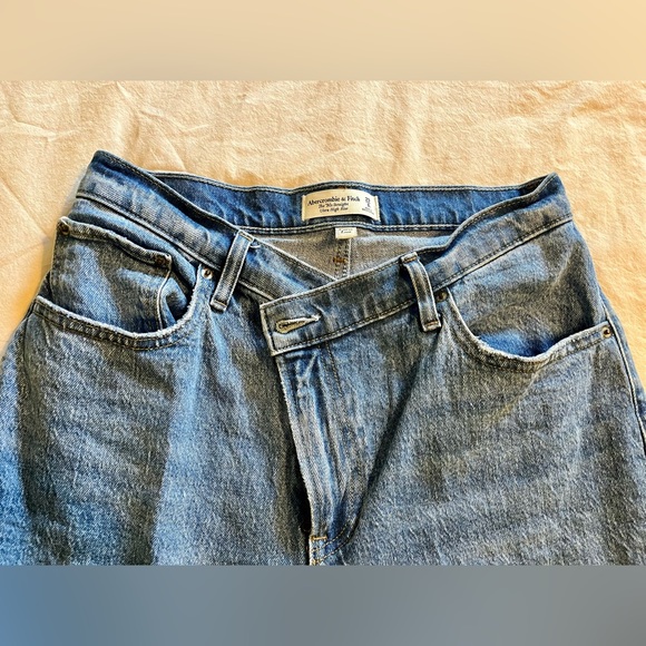 Abercrombie & Fitch Curve Love Ultra High Rise 90s Straight Jeans - Picture 3 of 4